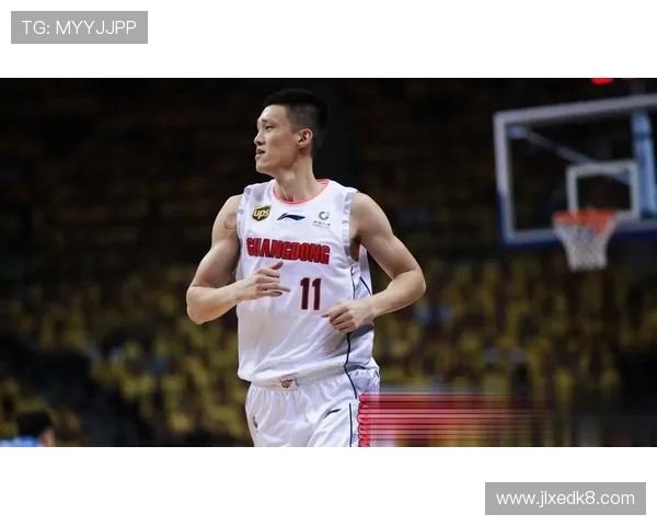 媒体人周鹏称新疆男篮外教格兰今晚现身赛场观战球队比赛表现引关注