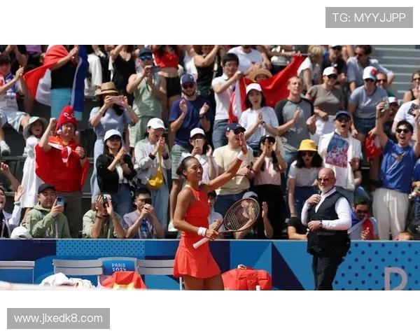 法红土赛场郑钦文逆袭晋级